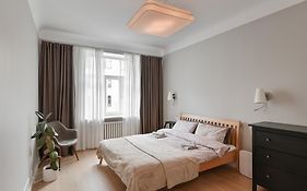Modern 2-Bdrm Centre Apartment